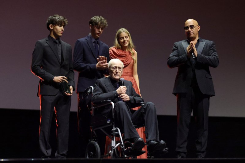 A 92 éves Michael Caine vörös szőnyegezett: itt a galéria