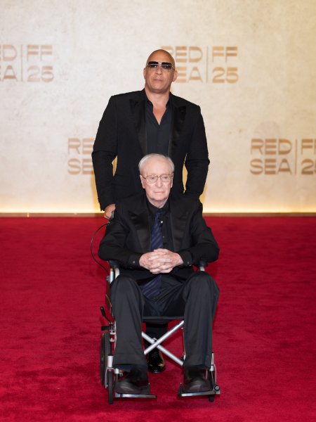 A 92 éves Michael Caine vörös szőnyegezett: itt a galéria