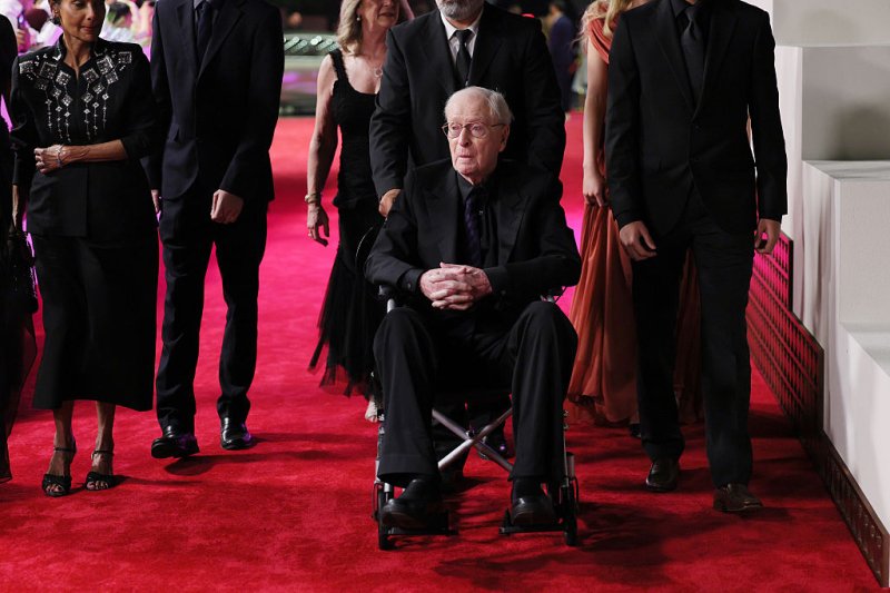 A 92 éves Michael Caine vörös szőnyegezett: itt a galéria