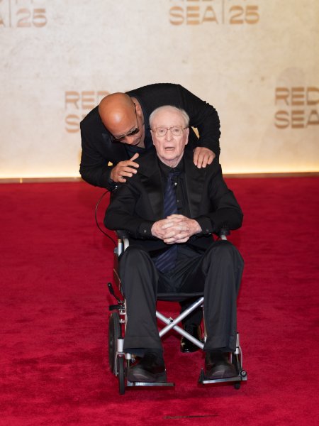 A 92 éves Michael Caine vörös szőnyegezett: itt a galéria