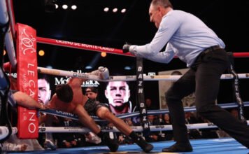 A bokszoló úgy megsorozta ellenfelét, hogy az kiesett a ringből
