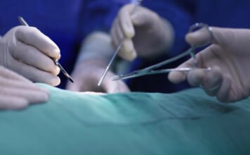 A YouTube-ot nézte műtét közben az álorvos, részeg is volt