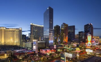 Beperelte a kaszinót, mert 75 ezer dollárt veszítve és megbilincselve ébredt