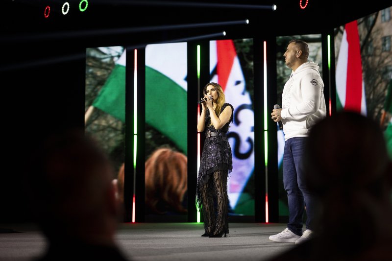 "H&aacute;bor&uacute;ellenes" gyűl&eacute;s Apuk&aacute;m vil&aacute;g&aacute;val &eacute;s műk&ouml;dő Magyarorsz&aacute;g: Orb&aacute;n Viktor &eacute;s Magyar P&eacute;ter kecskem&eacute;ti napja k&eacute;pekben