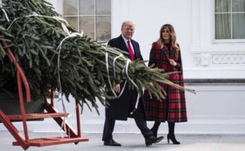 Megjött apuci – olvasható a Fehér Ház karácsonyi képeslapján, rajta a Mikulás-sapkás Trumppal