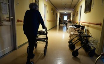 Menekülnek a dolgozók a hazai idősotthonokból, miközben az idősek aránya egyre nő