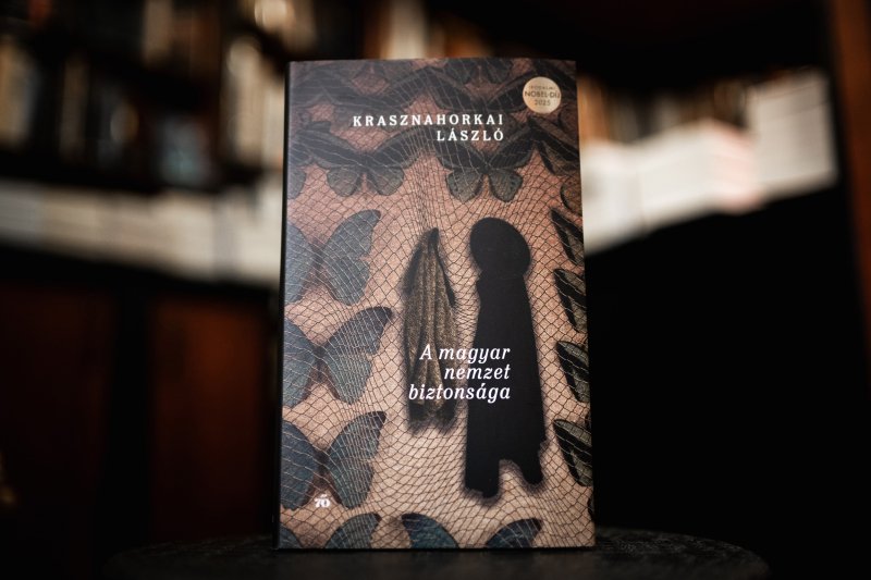 Nagy Tesvér szeret, Patti Smith emlékezik, Krasznahorkai humorizál – könyveket ajánlunk a fa alá