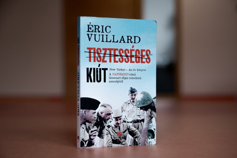 Nagy Tesvér szeret, Patti Smith emlékezik, Krasznahorkai humorizál – könyveket ajánlunk a fa alá