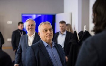 Orbán az alvási szokásairól beszélt, miközben Isztambulba repült