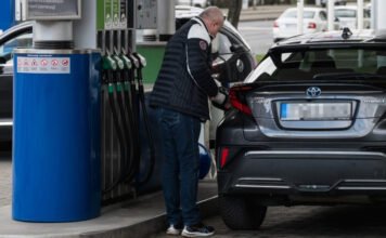 Szombaton tovább csökkenhet az üzemanyagok ára