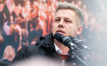A látványosan ingerült Magyar Péter arról beszélt, hogy 2026 Magyarországán fagyási sérülésekkel visznek be gyerekeket a kórházba