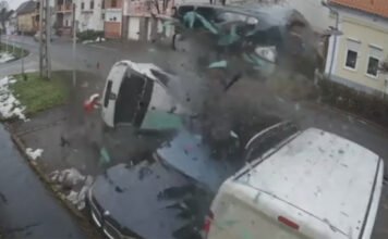 Belecsapódott egy parkoló autóba, majd átrepült két másikat – akciófilmeket idéző baleset Gyöngyösön