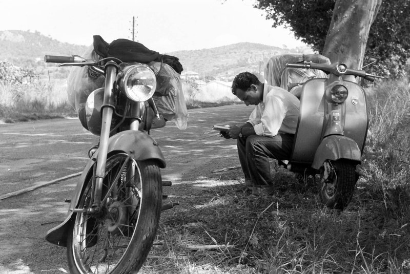 "Csak nyomkodtam a g&eacute;pet" &ndash; egy '56-os emigr&aacute;ns magyar &eacute;p&iacute;t&eacute;sz derűs pillanatai motoroz&aacute;s k&ouml;zben