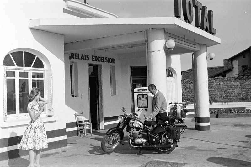 "Csak nyomkodtam a g&eacute;pet" &ndash; egy '56-os emigr&aacute;ns magyar &eacute;p&iacute;t&eacute;sz derűs pillanatai motoroz&aacute;s k&ouml;zben