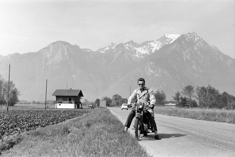 "Csak nyomkodtam a g&eacute;pet" &ndash; egy '56-os emigr&aacute;ns magyar &eacute;p&iacute;t&eacute;sz derűs pillanatai motoroz&aacute;s k&ouml;zben