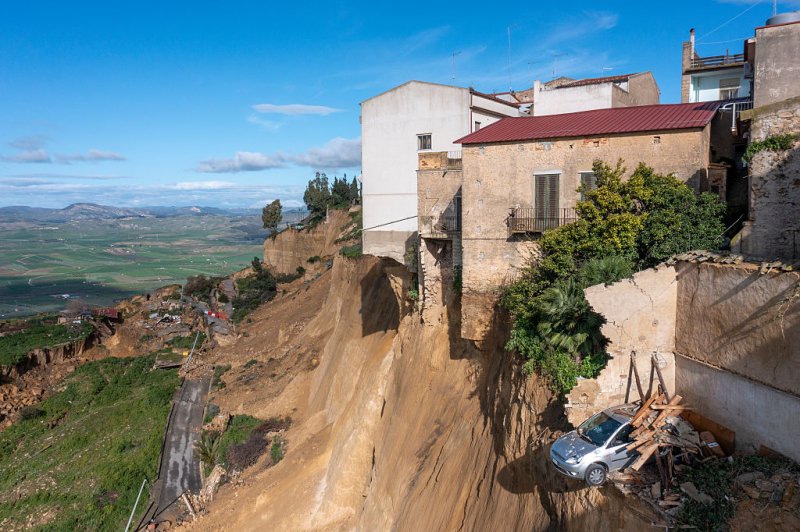 F&ouml;ldcsuszaml&aacute;s Niscemiben: fenn&aacute;ll a vesz&eacute;ly, hogy "minden leomlik" &ndash;  Meloni a helysz&iacute;nre l&aacute;togatott
