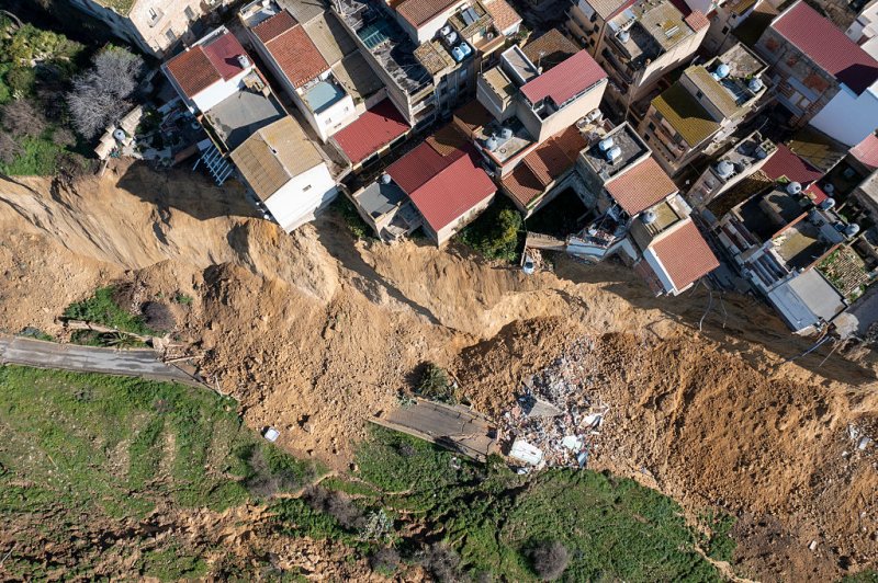 F&ouml;ldcsuszaml&aacute;s Niscemiben: fenn&aacute;ll a vesz&eacute;ly, hogy "minden leomlik" &ndash;  Meloni a helysz&iacute;nre l&aacute;togatott