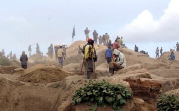 Gyerekek és nők is odavesztek a koltánbányában történt omlásban
