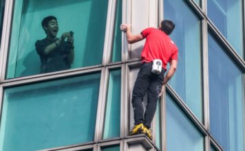 Másfél óra: ennyi kellett Alex Honnoldnak, hogy kötél nélkül megmásszon egy felhőkarcolót