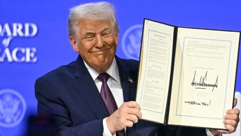 Megsz&oacute;lalt a Kreml &eacute;s Zelenszkij is a h&aacute;romoldal&uacute; b&eacute;ket&aacute;rgyal&aacute;s előtt