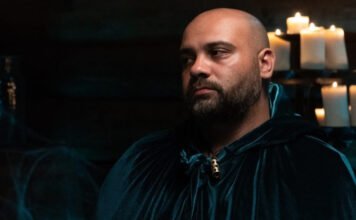 Roma stand-upos reagált Lázár János kijelentésére: Lakatos László WC-kefével pózolt