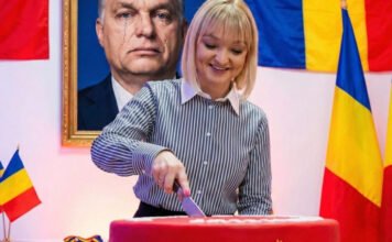 Síró Orbán-kép előtt szeletelte fel a magyar nemzeti színű tortát a román AUR képviselője