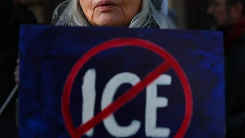 Szövetségi ügynökök lőttek agyon egy embert Minneapolisban, tüntetők rohamozták meg a helyszínt