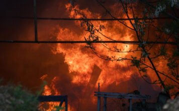 Tizenhét embert menekítettek ki egy égő társasházból Lábatlanban