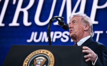 Trump gondolkozik azon, hogy lecsapjanak Iránra