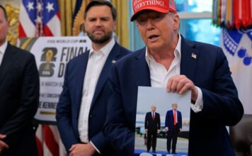 Trump Putyinnal közös képet akasztott a falára