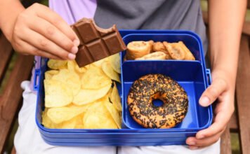 A cigarettákhoz hasonlóan korlátoznák a feldolgozott ételeket