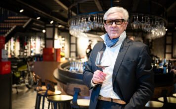 „A magyar a legkedvesebb útlevelem” – miért épp Etyeken nyitotta meg első borászatát az argentin születésű világpolgár?