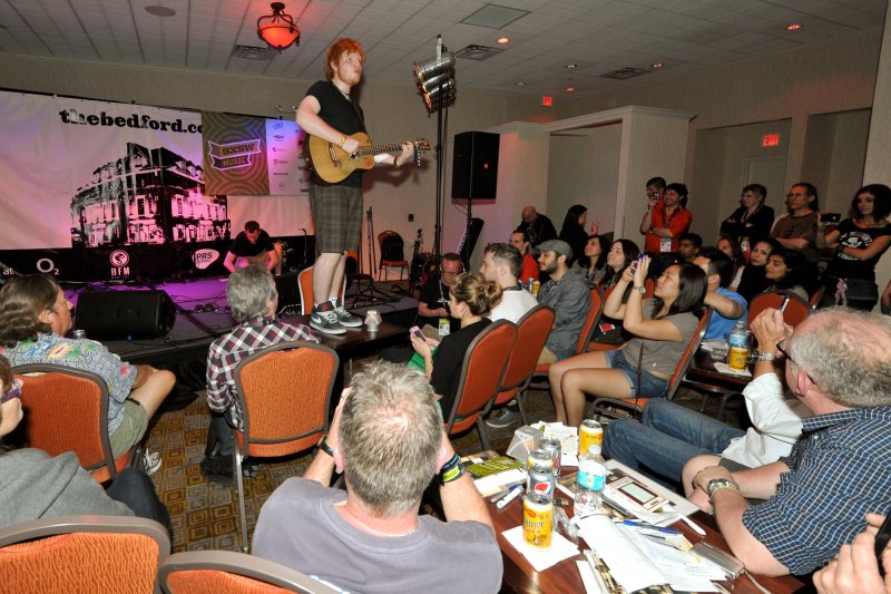 A sr&aacute;c a szomsz&eacute;db&oacute;l, aki stadionokat t&ouml;lt meg &ndash; 35 &eacute;ves Ed Sheeran