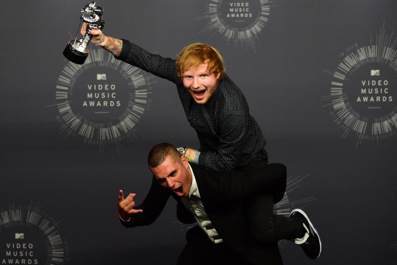 A sr&aacute;c a szomsz&eacute;db&oacute;l, aki stadionokat t&ouml;lt meg &ndash; 35 &eacute;ves Ed Sheeran