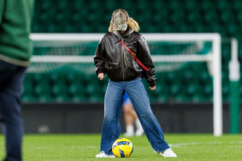 Aki eddig nem szeretett bele Sydney Sweeney-be, majd most: fociban is otthon van a sz&iacute;n&eacute;sznő