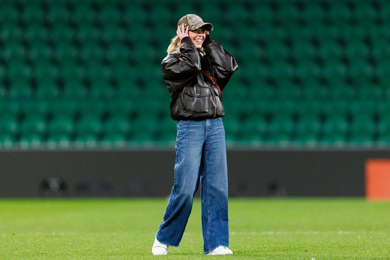 Aki eddig nem szeretett bele Sydney Sweeney-be, majd most: fociban is otthon van a sz&iacute;n&eacute;sznő