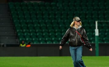 Aki eddig nem szeretett bele Sydney Sweeney-be, majd most: fociban is otthon van a színésznő