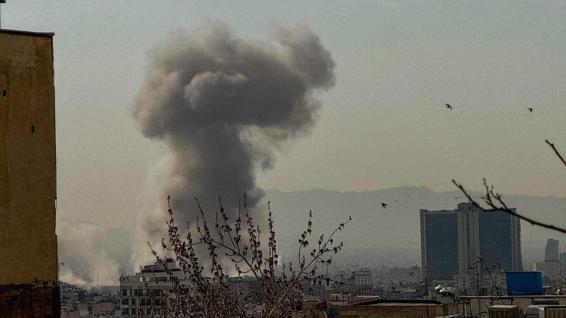 Az USA és Izrael megtámadta Iránt, Trump arra buzdította az irániakat, hogy döntsék meg a kormányt