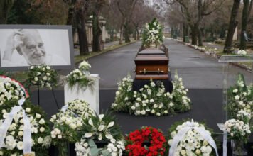 „Béla hazatalált, irigylem” – családtagok, pályatársak és tisztelők búcsúztatják Tarr Bélát