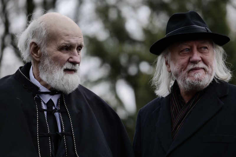 "B&eacute;la hazatal&aacute;lt, irigylem" &ndash; csal&aacute;dtagok, p&aacute;lyat&aacute;rsak &eacute;s tisztelők b&uacute;cs&uacute;ztatj&aacute;k Tarr B&eacute;l&aacute;t