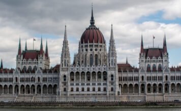 Betárazott az Orbán-kormány: csendben 1,2 milliárd dollárnyi kötvényt adtak el