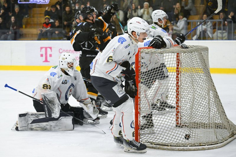 Bezuhant a csereajt&oacute;n egy magyar j&eacute;gkorongoz&oacute;, mentők seg&iacute;tettek rajta