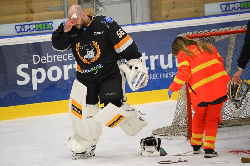 Bezuhant a csereajt&oacute;n egy magyar j&eacute;gkorongoz&oacute;, mentők seg&iacute;tettek rajta