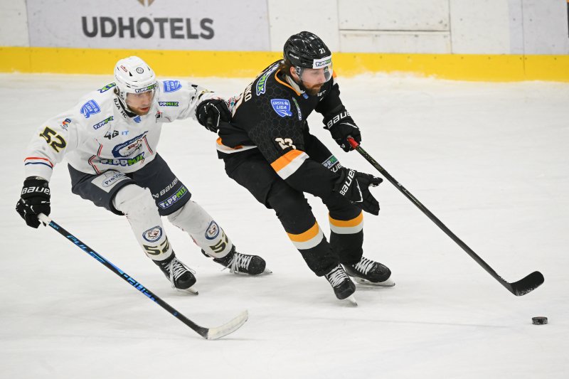 Bezuhant a csereajt&oacute;n egy magyar j&eacute;gkorongoz&oacute;, mentők seg&iacute;tettek rajta