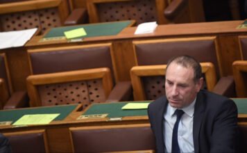 Boldog István hamis AI fotót tett közzé a Tisza aláírás-gyűjtéséről, de rajta felejtette a vízjelet