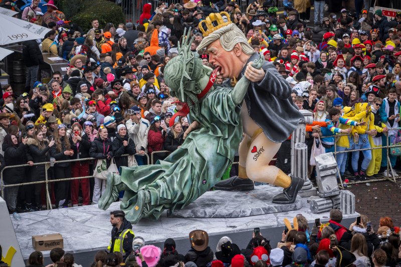 Dobkir&aacute;lynő, dr&oacute;nszelfi &eacute;s tűzfelhőf&uacute;j&aacute;s a h&eacute;t k&eacute;pein