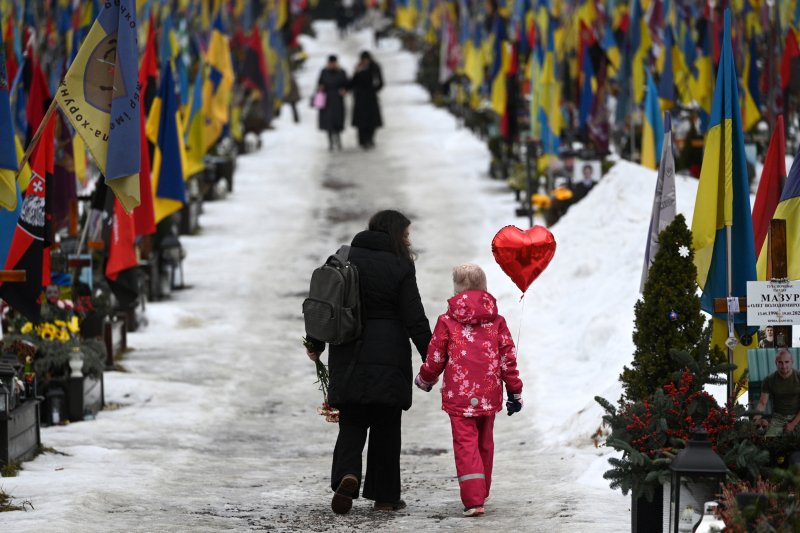 Dobkir&aacute;lynő, dr&oacute;nszelfi &eacute;s tűzfelhőf&uacute;j&aacute;s a h&eacute;t k&eacute;pein