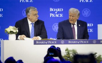 Hadházy Ákos megkérdezte, mennyibe került, hogy Orbán Svájc egyik legdrágább szállodájában szállt meg