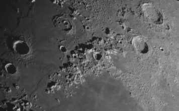 Hatalmas holdi hegységről készült fénykép