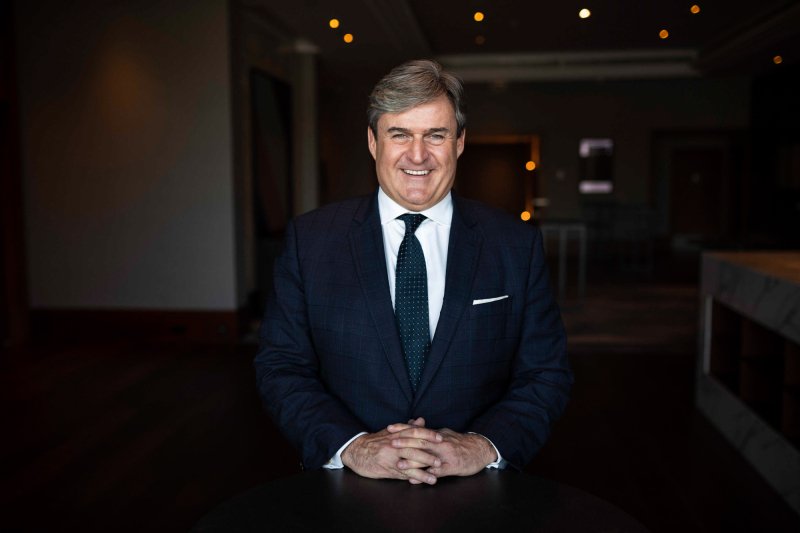 Hogy lehet, hogy a teljes globális elit a folyamatosan globalistázó miniszterelnök mögött áll?